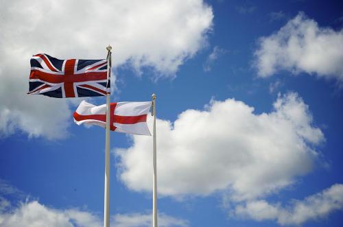 In primo piano la bandiera britannica (